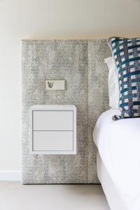 un lit avec une table de chevet à côté d'un lit avec dans l'établissement Vilamoura Dream House QR2, à Quarteira