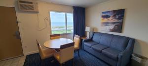 Ein Sitzbereich in der Unterkunft Mariner Inn And Suites