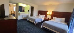 Ein Bett oder Betten in einem Zimmer der Unterkunft Mariner Inn And Suites