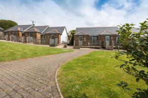 eine Reihe von Häusern mit einer steinernen Auffahrt in der Unterkunft 5 Keeper's Cottage, Hillfield in Dartmouth