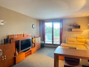 un salon avec un canapé et une télévision dans l'établissement AJ Holiday - Władysławowo, à Władysławowo