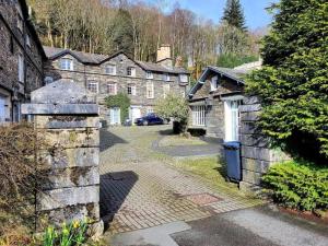 una casa in pietra con un vialetto di fronte di Croft Courtyard, Ambleside ad Ambleside