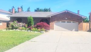 索罗尔德Cozy Home Close to Attractions in Niagara Falls的砖屋,设有车库和车道