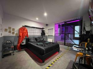 Posteľ alebo postele v izbe v ubytovaní 50 nuances de gris - BDSM - Loveroom