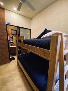 1 Schlafzimmer mit 2 Etagenbetten in einem Zimmer in der Unterkunft Bunde Haus Hotel EXPRESS BOUTIQUE in Ibagué