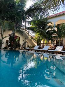 Bazén v ubytování CeZeRe THE PALM HOTEL nebo v jeho okolí