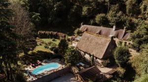 an aerial view of a house with a swimming pool at Gîte du Bief in Pluvigner