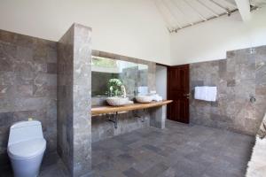 Ένα μπάνιο στο Villa Alma +12 φωτογραφίες