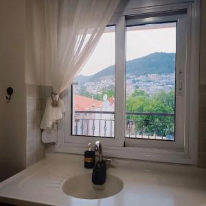 Nespecifikovaný výhled na hory nebo výhled na hory při pohledu z apartmánu + 4 fotografie
