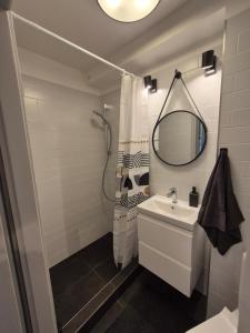 a bathroom with a sink and a shower at Klimatyczna kawalerka w centrum No 2 in Gdynia