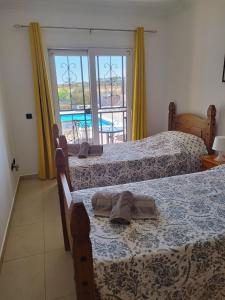 Postel nebo postele na pokoji v ubytování Villa Casa Del Sol 3 Bedroom Villa With Private Solar Covered 12m x 6m Pool Minimum Stay 7 Nights Chromecast And WiFi Throughout The Property