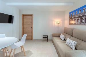 un salon avec un canapé et une table dans l'établissement Ruzafa´s Gate 3, à Valence