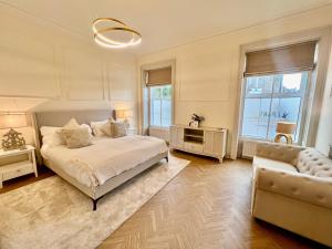 a bedroom with a bed and a couch and a chair at 'Blair' in ApartNest Auchterarder in Auchterarder +29 photos
