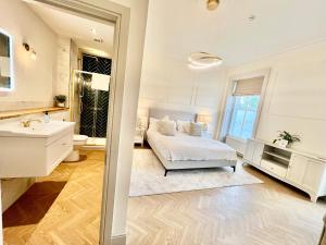 a bedroom with a bed and a sink and a mirror at 'Blair' in ApartNest Auchterarder in Auchterarder