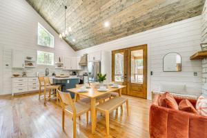 Χώρος καθιστικού στο Riverfront Broken Bow Cabin with Private Hot Tub!