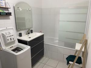 Kúpeľňa v ubytovaní Parking privé gratuit, balcon, 2 chambres + 37 fotografií
