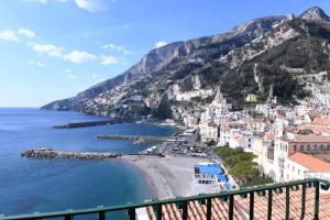 una vista de positano en la costa de Amalfi en La Culla sul Mare centro storico, en Amalfi