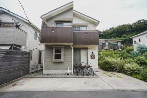 鎌倉市にある鎌倉BUNGO-Saleの自転車が停まった家