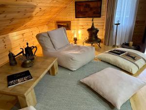 a living room with a chair and a table at Vila Lulebore in Velipojë