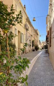 eine leere Straße in einer Stadt mit Gebäuden in der Unterkunft Charming and very central 2 rooms apartment in Bandol