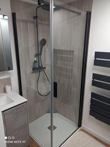 eine Dusche mit Glastür im Badezimmer in der Unterkunft Charming and very central 2 rooms apartment in Bandol + 9 Fotos