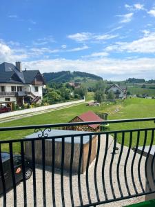 balkon z widokiem na dziedziniec z domami w obiekcie Apartamenty Na Rozstaju w Kluszkowcach