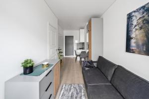 una sala de estar con un sofá y una mesa en Central Cozy 1Bedroom Apartment with Sofa Bed - Sleeps 4, en Vilna