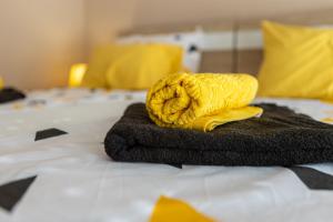 Postel nebo postele na pokoji v ubytování Kaldrma Guesthouse