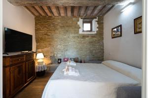 Postel nebo postele na pokoji v ubytování L'Antico Casale Tuscany Charme & Unique Pool 5-star + 51 fotografií