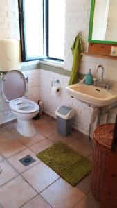 a bathroom with a toilet and a sink at Εξοχικό σπίτι σε κτήμα δίπλα στη θάλασσα in Mantamádos
