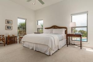 En eller flere senge i et værelse på New Listing Spotlight! Pink Palace