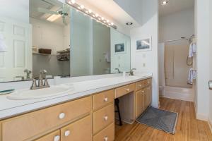 Et badeværelse på New Listing Spotlight! Pink Palace + 26 billeder