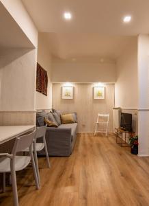 a living room with a couch and a table at Gauli casa vacanze in Chiavari
