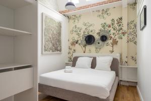 een slaapkamer met een bed en een muur met bloemen bij Maison de rêve proche métro et RER in Alfortville