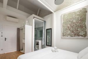 een slaapkamer met een wit bed en een schilderij aan de muur bij Maison de rêve proche métro et RER in Alfortville