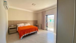 Giường trong phòng chung tại Casa Sonho de Praia Guarajuba