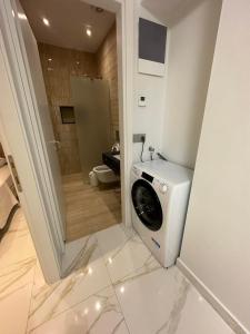 ペライアにあるLUXURY STAY by Antoniοのバスルーム(洗濯機、トイレ付) +3枚の写真