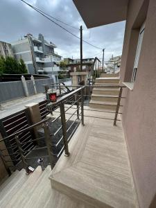 ペライアにあるLUXURY STAY by Antoniοの階段と建物のある建物のバルコニー