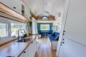 Kuchyň nebo kuchyňský kout v ubytování Blue Tiny House with HotTub