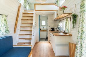 Kuchyň nebo kuchyňský kout v ubytování Blue Tiny House with HotTub