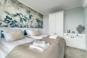 Giường trong phòng chung tại Your Holidays Waves E786 +33 ảnh
