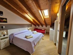 En eller flere senge i et værelse på VILLA LOVE - Regarda Travel + 42 billeder