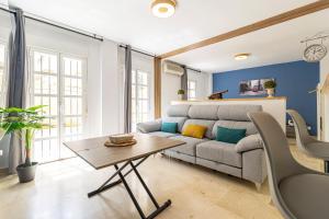 una sala de estar con un sofá y una mesa en Loft en el centro de Jerez, en Jerez de la Frontera