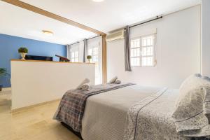 un dormitorio con una cama y una ventana en Loft en el centro de Jerez, en Jerez de la Frontera