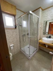 a bathroom with a shower and a sink at Acogedora casa cerca del Bosque El Canelo in Algarrobo