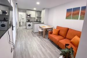 ein Wohnzimmer mit Sofa und Tisch in der Unterkunft Pregonero Urban Suites - Naranja in Soria
