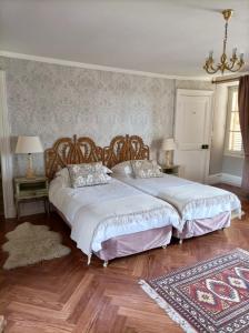 FlagyにあるChateau de Bellefontaineのベッドルーム1室(ベッド2台、ラグ付)