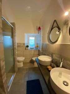 a bathroom with two sinks and a shower and two toilets at Cà Di Toni in Testana