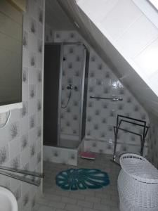 Bilik mandi di gemütliche große Wohnung in ruhiger Lage