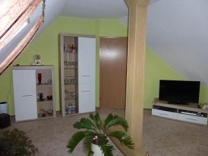 Televisyen dan/atau pusat hiburan di gemütliche große Wohnung in ruhiger Lage